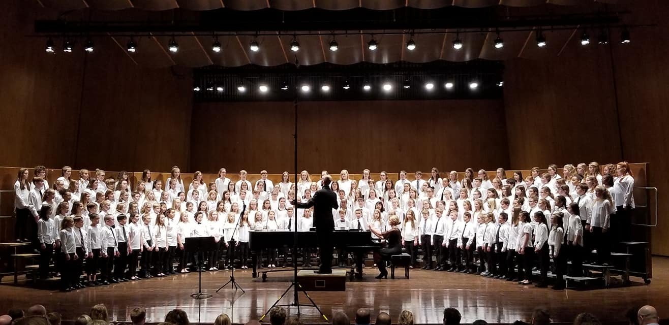 Amir Zaheri conducting a children's honor choir