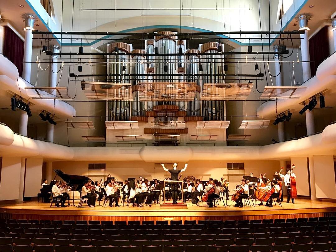 Amir Zaheri rehearsing a youth orchestra