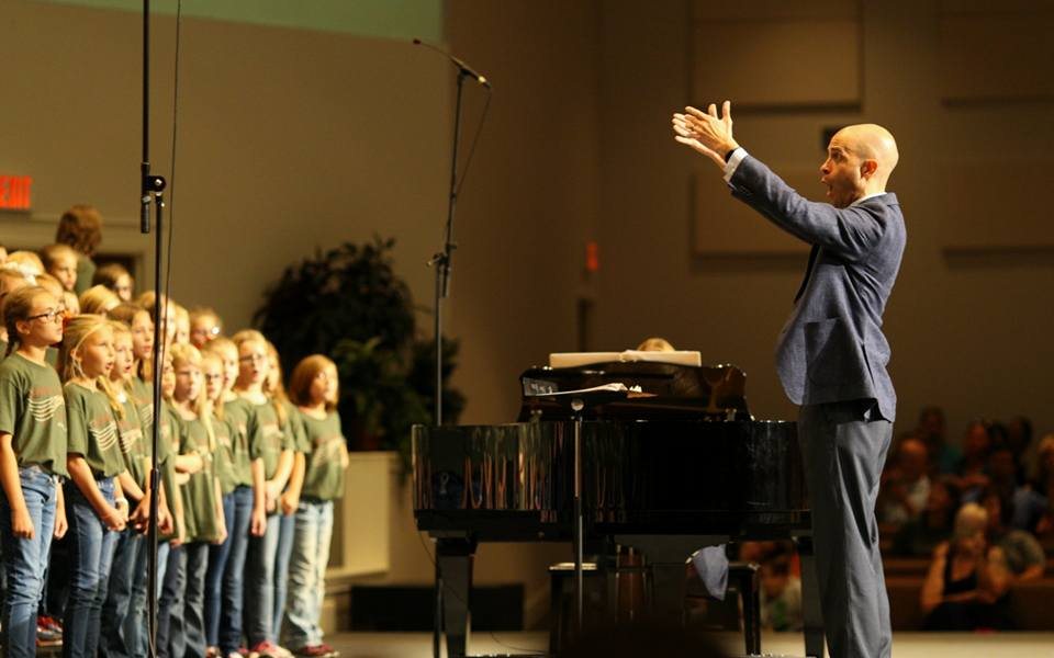 Amir Zaheri conducting young singers